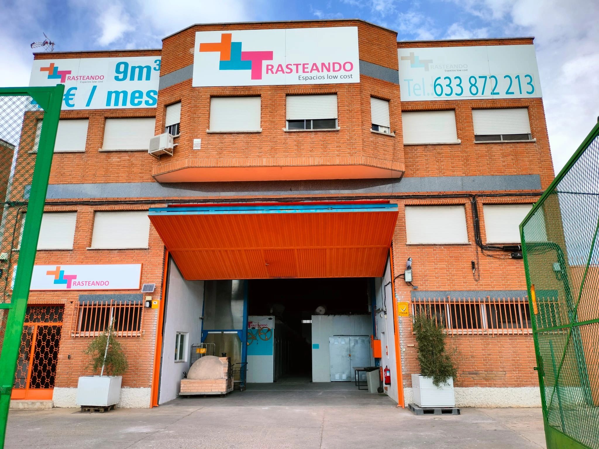 Fachada del edificio TRASTEANDO en San Fernando de Henares